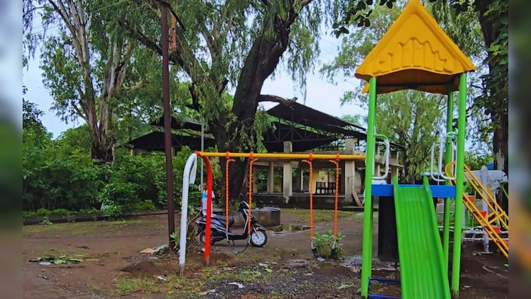 Vasai-Virar : पालिकेचा अजब कारभार! मैदानं ओस, खेळण्याचं आणि व्यायामाचं साहित्य स्मशानभूमीत; नागरिक हैराण