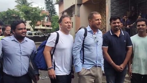 Kolhapuri Chappal : 'चोरीच्या आरोपानंतर' प्राडाची टीम कोल्हापुरात दाखल, कारागिरांनी दिला एकच सल्ला