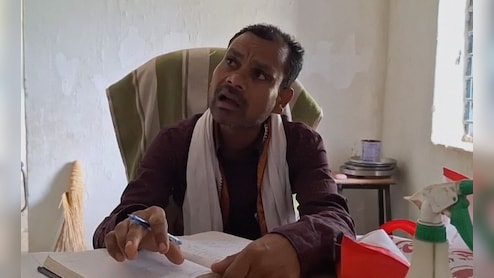 प्रधान पाठक कर रहे अजीबोगरीब हरकतें... तंग आकर बच्चों को परिजन नहीं भेज रहे हैं स्कूल 