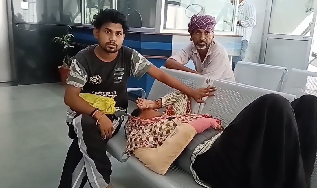 गांव की युवती से बेटे की शादी परिवार को पड़ रही भारी, मां को पीटा, परिवार को घर पर ताला लगाकर गांव से निकाला