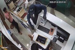 On CCTV, Masked Robbers With Guns Drawn Loot Bengaluru Jewellery Store On CCTV, Masked Robbers With Guns Drawn Loot Bengaluru Jewellery Store