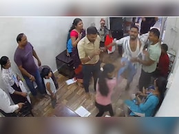 डॉक्टर से मिलने से रोका तो रिसेप्शनिट के बाल पकड़े और जमीन पर पटक दिया, CCTV में कैद हुईं बेरहमी से पिटाई की तस्वीरें  डॉक्टर से मिलने से रोका तो रिसेप्शनिट के बाल पकड़े और जमीन पर पटक दिया, CCTV में कैद हुईं बेरहमी से पिटाई की तस्वीरें