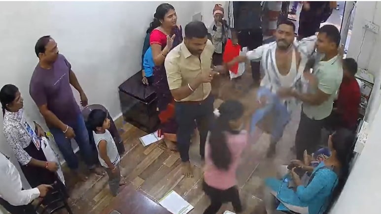 डॉक्टर से मिलने से रोका तो रिसेप्शनिट के बाल पकड़े और जमीन पर पटक दिया, CCTV में कैद हुईं बेरहमी से पिटाई की तस्वीरें डॉक्टर से मिलने से रोका तो रिसेप्शनिट के बाल पकड़े और जमीन पर पटक दिया, CCTV में कैद हुईं बेरहमी से पिटाई की तस्वीरें