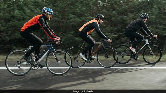 Sedentary Weekdays, Intense Weekends: Doctors Explain Why Young Professionals Face High Injury Risks