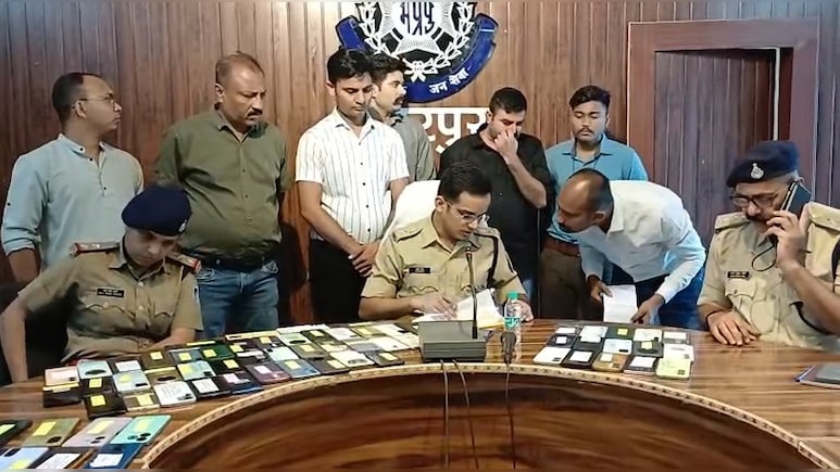 Chhatarpur Police: छतरपुर पुलिस ने 25 लाख के चोरी हुए मोबाइल किए बरामद, सात आरोपियों को किया गिरफ्तार Chhatarpur Police: छतरपुर पुलिस ने 25 लाख के चोरी हुए मोबाइल किए बरामद, सात आरोपियों को किया गिरफ्तार