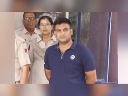 झुंझुनूं में पुलिस कॉन्स्टेबल की हिस्ट्रीशीटर से सांठगांठ, 2 दिन पहले शाबाशी के बाद अब गिरी गाज झुंझुनूं में पुलिस कॉन्स्टेबल की हिस्ट्रीशीटर से सांठगांठ, 2 दिन पहले शाबाशी के बाद अब गिरी गाज