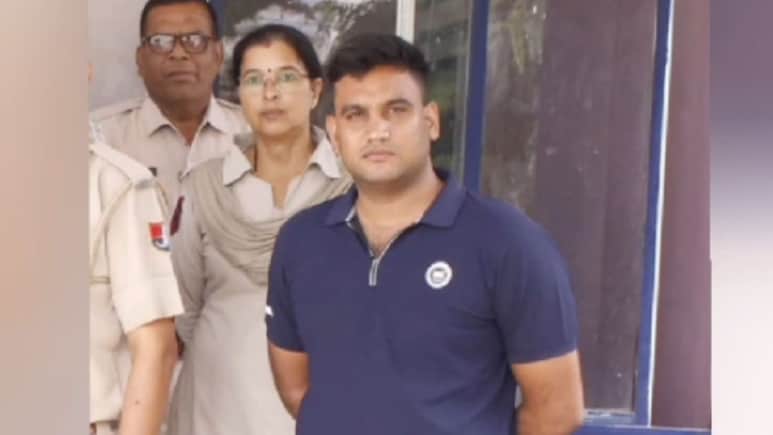 झुंझुनूं में पुलिस कॉन्स्टेबल की हिस्ट्रीशीटर से सांठगांठ, 2 दिन पहले शाबाशी के बाद अब गिरी गाज झुंझुनूं में पुलिस कॉन्स्टेबल की हिस्ट्रीशीटर से सांठगांठ, 2 दिन पहले शाबाशी के बाद अब गिरी गाज