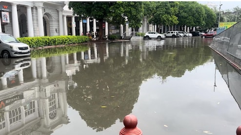 Delhi-NCR Wakes Up To Rain, Weather Department Issues 'Red Alert'