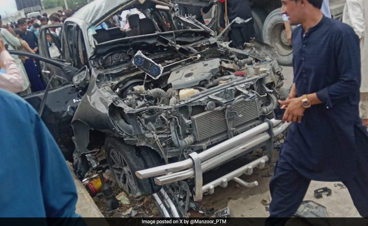 Пешавар Четирима държавни служители включително помощник комисар бяха убити а