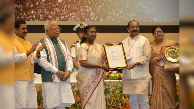 छत्तीसगढ़ ने राष्ट्रीय मंच पर बिखेरी स्वच्छता की चमक, 20 हजार से कम आबादी वाले शहरों में बिल्हा देश का सबसे स्वच्छ शहर छत्तीसगढ़ ने राष्ट्रीय मंच पर बिखेरी स्वच्छता की चमक, 20 हजार से कम आबादी वाले शहरों में बिल्हा देश का सबसे स्वच्छ शहर