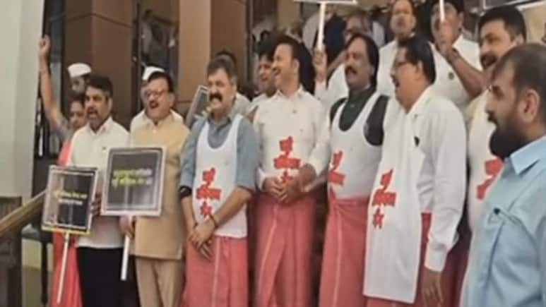 A '<i>Lungi, Baniyan</i>' Protest By Maharashtra Opposition Against 'Slapgate' MLA