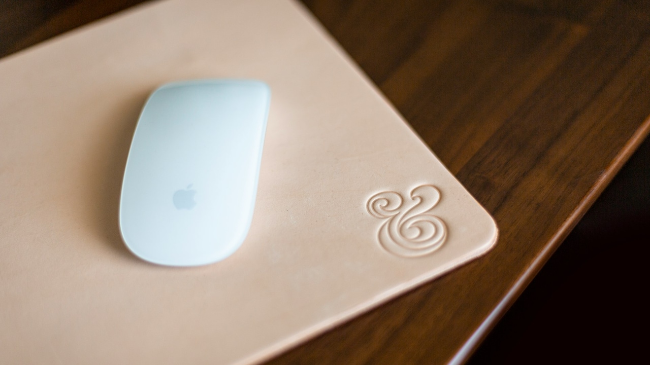 It contributes to a cleaner workspace