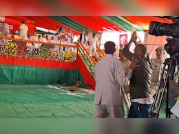 अखिलेश के सामने सपा कार्यकर्ता का गजब ड्रामा, सुरक्षा घेरा तोड़ जोड़े हाथ, फिर जमीन पर लेट गया अखिलेश के सामने सपा कार्यकर्ता का गजब ड्रामा, सुरक्षा घेरा तोड़ जोड़े हाथ, फिर जमीन पर लेट गया