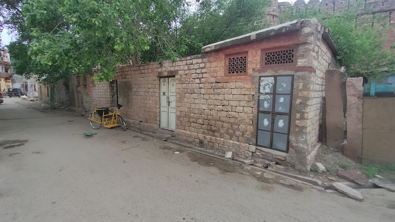 Rajasthan: फलोदी में सरकारी क्वाटर्स पर कब्जा कर खरीददार ढूंढ रहे भूमाफिया, दीवारों पर लिखी कीमत, विभाग बेखबर