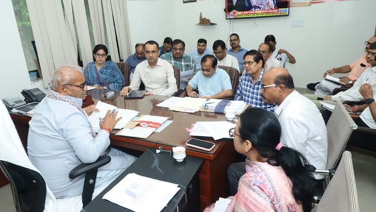 झालावाड़ स्कूल हादसे में दोषी अधिकारियों पर गिरी गाज, DEO समेत 6 अधिकारी-कर्मचारी सस्पेंड झालावाड़ स्कूल हादसे में दोषी अधिकारियों पर गिरी गाज, DEO समेत 6 अधिकारी-कर्मचारी सस्पेंड