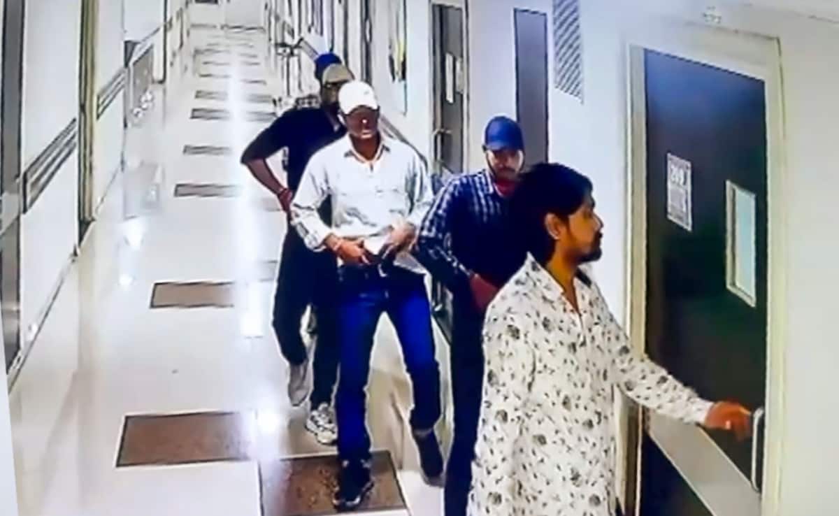 इस महीने पटना के एक अस्पताल में हुई हत्या की वारदात से सीएम नीतीश कुमार की सुशासन बाबू वाली छवि को नुकसान पहुंचा है. इस महीने पटना के एक अस्पताल में हुई हत्या की वारदात से सीएम नीतीश कुमार की सुशासन बाबू वाली छवि को नुकसान पहुंचा है.