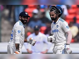 IPL 2026: इंग्लैंड में धमाल मचा रहे स्टार के पीछे पड़ी KKR, इस तरह टीम में एंट्री की चल रही है बात IPL 2026: इंग्लैंड में धमाल मचा रहे स्टार के पीछे पड़ी KKR, इस तरह टीम में एंट्री की चल रही है बात