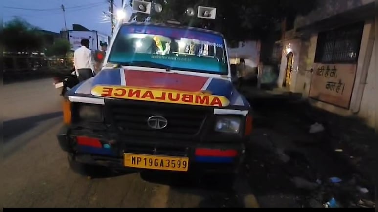 MP में एंबुलेंस के अंदर खुल गई गुटखा-तंबाकू की दुकान! स्वास्थ्य सेवा के नाम पर हो रही खुलेआम गड़बड़ी