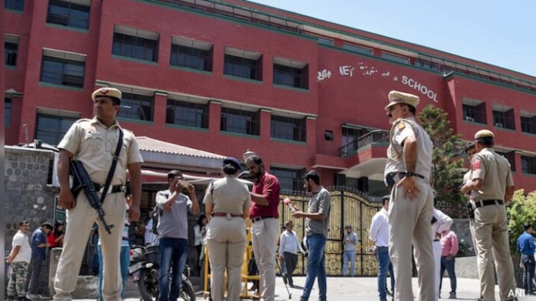 दिल्ली में आज फिर 20 से ज्यादा स्कूलों को फिर मिली बम से उड़ाने की धमकी, पुलिस ने शुरू की जांच