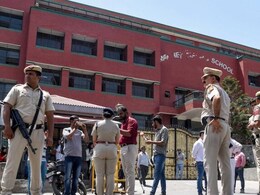 दिल्ली में आज फिर 20 से ज्यादा स्कूलों को फिर मिली बम से उड़ाने की धमकी, पुलिस ने शुरू की जांच दिल्ली में आज फिर 20 से ज्यादा स्कूलों को फिर मिली बम से उड़ाने की धमकी, पुलिस ने शुरू की जांच