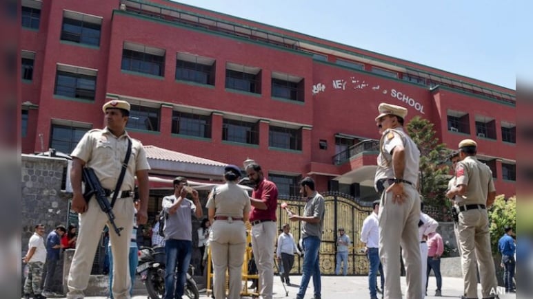 2 दिनों में दिल्ली के 10 स्कूलों में बम की धमकी, क्यों नहीं थम रहा धमकियों का ये सिलसिला