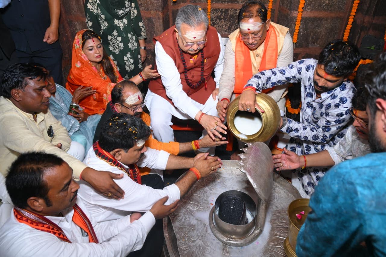 सीएम साय समेत सभी ने किया रुद्राभिषेक सीएम साय समेत सभी ने किया रुद्राभिषेक