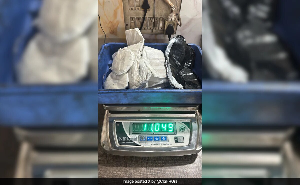 Сурат Двойка идващи от Дубай бяха задържани от CISF и