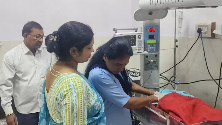 कपड़े और पॉलीथिन में लिपटा मिला 2 घंटे का नवजात, सुबह घूमने गए लोगों की रोते बच्चे पर पड़ी नजर कपड़े और पॉलीथिन में लिपटा मिला 2 घंटे का नवजात, सुबह घूमने गए लोगों की रोते बच्चे पर पड़ी नजर