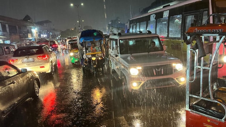राजस्थान के 8 जिलों में भारी बारिश का अलर्ट, तेज बरसात से जयपुर में बुरा हाल; सड़कों पर लंबा जाम राजस्थान के 8 जिलों में भारी बारिश का अलर्ट, तेज बरसात से जयपुर में बुरा हाल; सड़कों पर लंबा जाम