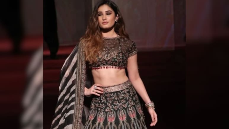 रैम्प पर उतरीं उई अम्मा गर्ल राशा थडानी, अंदाज देख फैन्स बोले दूसरी रवीना आ गई रैम्प पर उतरीं उई अम्मा गर्ल राशा थडानी, अंदाज देख फैन्स बोले दूसरी रवीना आ गई