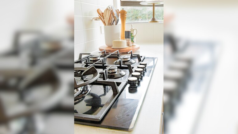 Budget में अपनी Kitchen में अभी ऐड करें Safety, Style और Speed के साथ ये शानदार Gas Stove Budget में अपनी Kitchen में अभी ऐड करें Safety, Style और Speed के साथ ये शानदार Gas Stove