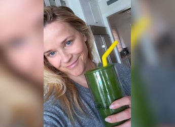 Reese Witherspoon Relies On This Simple Green Smoothie When Travelling Reese Witherspoon Relies On This Simple Green Smoothie When Travelling