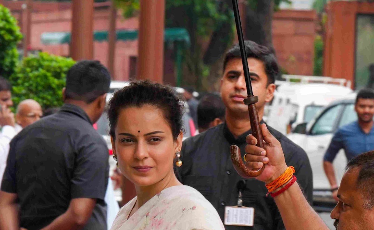 कंगना का पुराना स्टाइल: पहली बार सांसद बनीं बॉलीवुड अभिनेत्री कंगना रनौत भी संसद के इस मॉनसून सत्र की पहली बारिश में अपने पुराने अंदाज में नजर आईं. कंगना का पुराना स्टाइल: पहली बार सांसद बनीं बॉलीवुड अभिनेत्री कंगना रनौत भी संसद के इस मॉनसून सत्र की पहली बारिश में अपने पुराने अंदाज में नजर आईं.