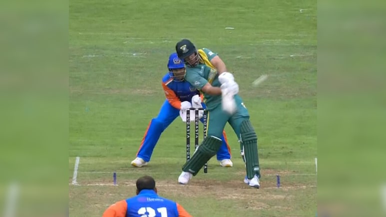 IND Champs vs SA Champs: एबी डिविलियर्स के विस्फोट में चारो खाने चित हुई भारतीय टीम, मिली शर्मनाक शिकस्त IND Champs vs SA Champs: एबी डिविलियर्स के विस्फोट में चारो खाने चित हुई भारतीय टीम, मिली शर्मनाक शिकस्त