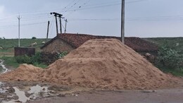 Sand Mafia in MP: हद कर दी रेत माफियाओं ने... जल संसाधन की जमीन पर कर दिया अवैध भण्डारण, जानें - पूरा मामला