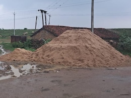 Sand Mafia in MP: हद कर दी रेत माफियाओं ने... जल संसाधन की जमीन पर कर दिया अवैध भण्डारण, जानें - पूरा मामला Sand Mafia in MP: हद कर दी रेत माफियाओं ने... जल संसाधन की जमीन पर कर दिया अवैध भण्डारण, जानें - पूरा मामला