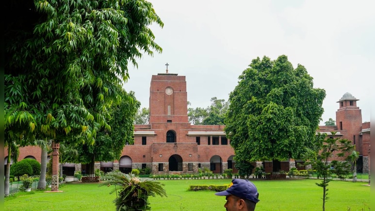 DU UG Admission 2025: डीयू एडमिशन में 72,000 से ज्यादा छात्रों ने स्वीकार कीं अलॉटेड सीटें, इस दिन से क्लासेस शुरू DU UG Admission 2025: डीयू एडमिशन में 72,000 से ज्यादा छात्रों ने स्वीकार कीं अलॉटेड सीटें, इस दिन से क्लासेस शुरू