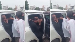 Akola : ब्लॅकमेलिंग, पैशांची मागणी आणि...संभाजी ब्रिगेडच्या माजी प्रदेश कार्याध्यक्षाला महिलेकडून चोप, Video