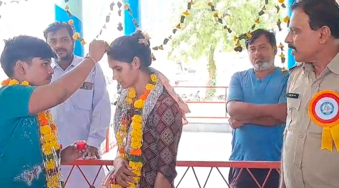 प्रेमिका की मांग भरता प्रेमी. प्रेमिका की मांग भरता प्रेमी.