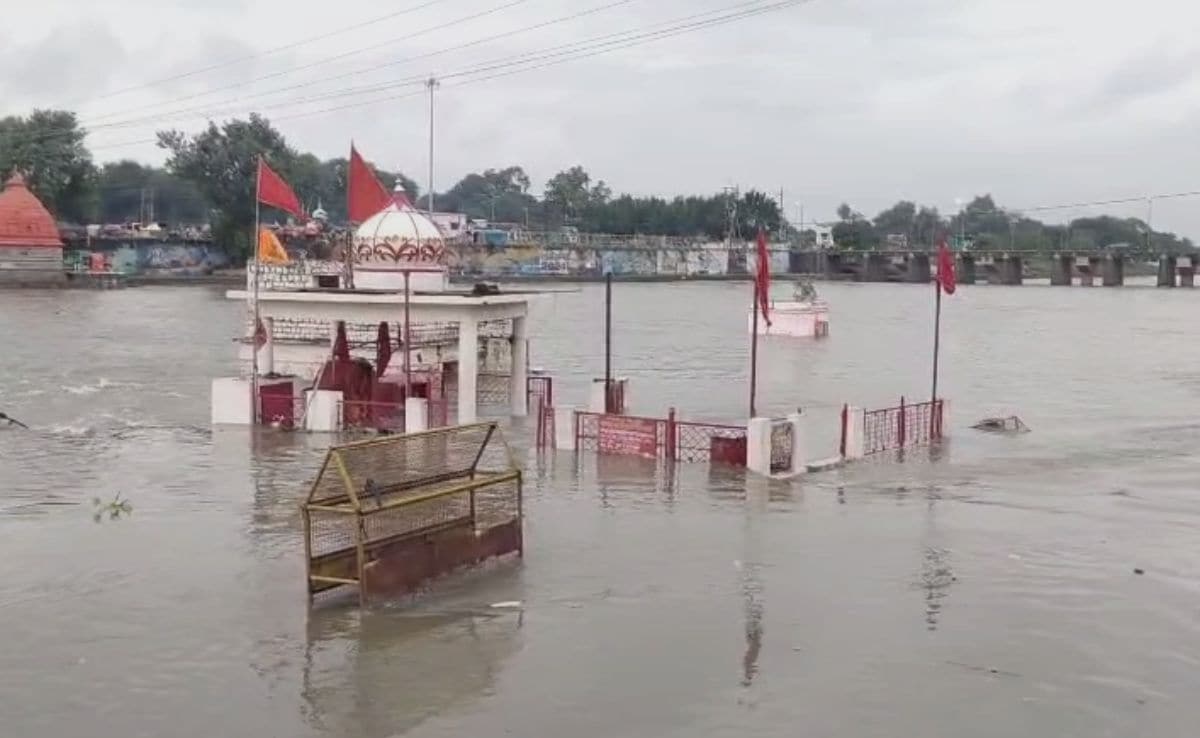 घाट के किनारे स्थित मंदि का आधा हिस्सा पानी में समा गया. घाट के किनारे स्थित मंदि का आधा हिस्सा पानी में समा गया.