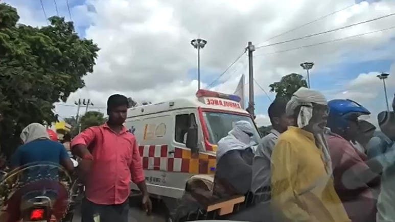 नवादा में एंबुलेंस नहीं मिली, तो ठेले पर लेकर गए शव, बिहार में कब सुधरेगी स्वास्&zwj;थ्&zwj;य व्यवस्था?