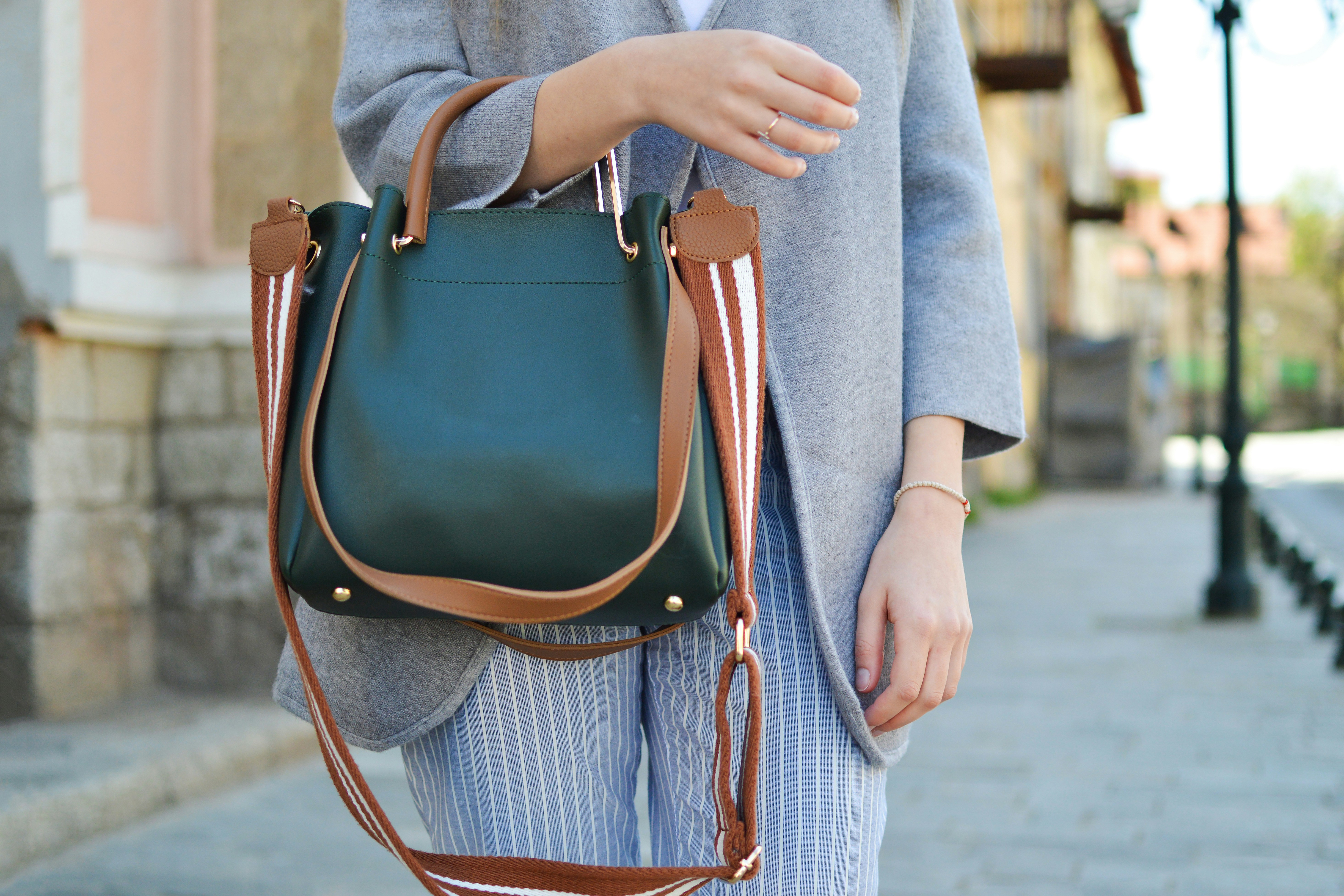 आपके लुक को Smart और Attractive बनाएंगे ये Trendy Tote Bags, 1000 रुपये से भी कम में खरीदें आपके लुक को Smart और Attractive बनाएंगे ये Trendy Tote Bags, 1000 रुपये से भी कम में खरीदें