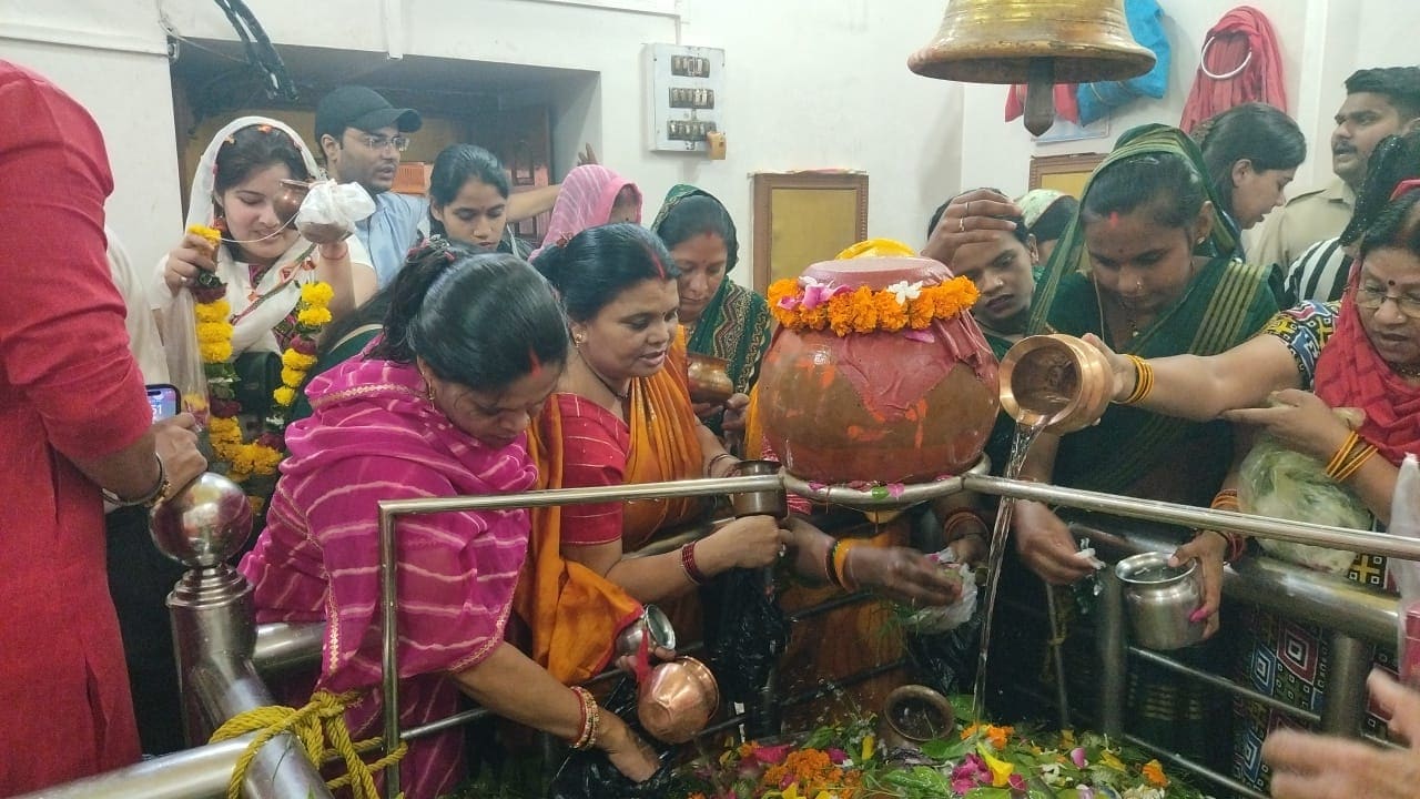 रीवा के महामृत्युंजय मंदिर में पूजा करती महिलाएं रीवा के महामृत्युंजय मंदिर में पूजा करती महिलाएं