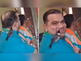 पीएम मोदी पक्षियों पर बोल रहे थे, तभी 'मन की बात' सुनते समय मंत्री के कंधे पर बैठा परिंदा पीएम मोदी पक्षियों पर बोल रहे थे, तभी 'मन की बात' सुनते समय मंत्री के कंधे पर बैठा परिंदा