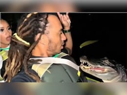 रोमांटिक डेट पर मौत से सामना, रात में कश्ती और मगरमच्छ के बीच फंसा कपल