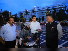 महाराष्ट्र परिवहन मंत्री ने की रैपिडो से बाइक की बुकिंग, राइडर आते ही अधिकारियों के उड़ गए होश, जानें क्यों महाराष्ट्र परिवहन मंत्री ने की रैपिडो से बाइक की बुकिंग, राइडर आते ही अधिकारियों के उड़ गए होश, जानें क्यों