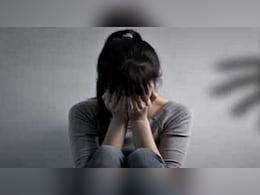 Rajasthan: छठी कक्षा की लड़कियों से अश्लील हरकत करने वाले टीचर पर गिरी गाज, जांच के बाद हुई कार्रवाई Rajasthan: छठी कक्षा की लड़कियों से अश्लील हरकत करने वाले टीचर पर गिरी गाज, जांच के बाद हुई कार्रवाई