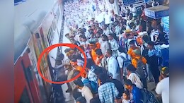Ujjain Station: अचानक चलती ट्रेन से गिरने लगा अधेड़, ASI ने बचाई जान, CCTV Video आया सामने