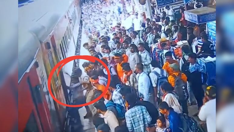 Ujjain Station: अचानक चलती ट्रेन से गिरने लगा अधेड़, ASI ने बचाई जान, CCTV Video आया सामने Ujjain Station: अचानक चलती ट्रेन से गिरने लगा अधेड़, ASI ने बचाई जान, CCTV Video आया सामने