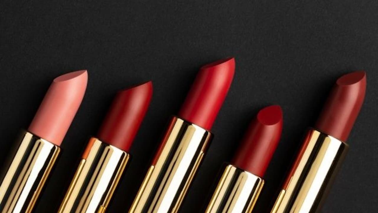 Know 10 Reasons Why Your Lipstick Looks Bad; Also Get Top Deals On The Same From Flipkart Today. 